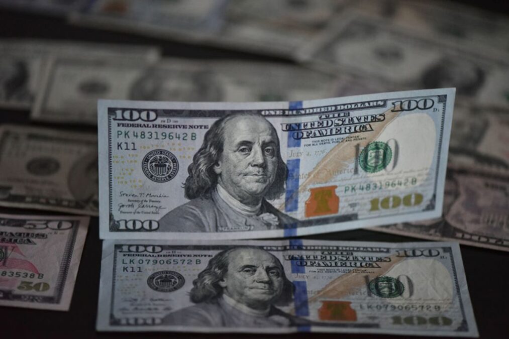Dólar abre última sessão do mês em alta, com Caged e tarifas no radar