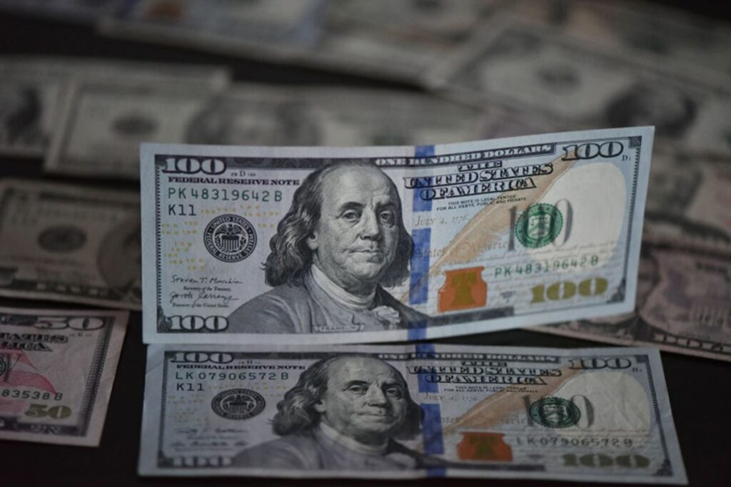 dolar-abre-ultima-sessao-do-mes-em-alta,-com-caged-e-tarifas-no-radar