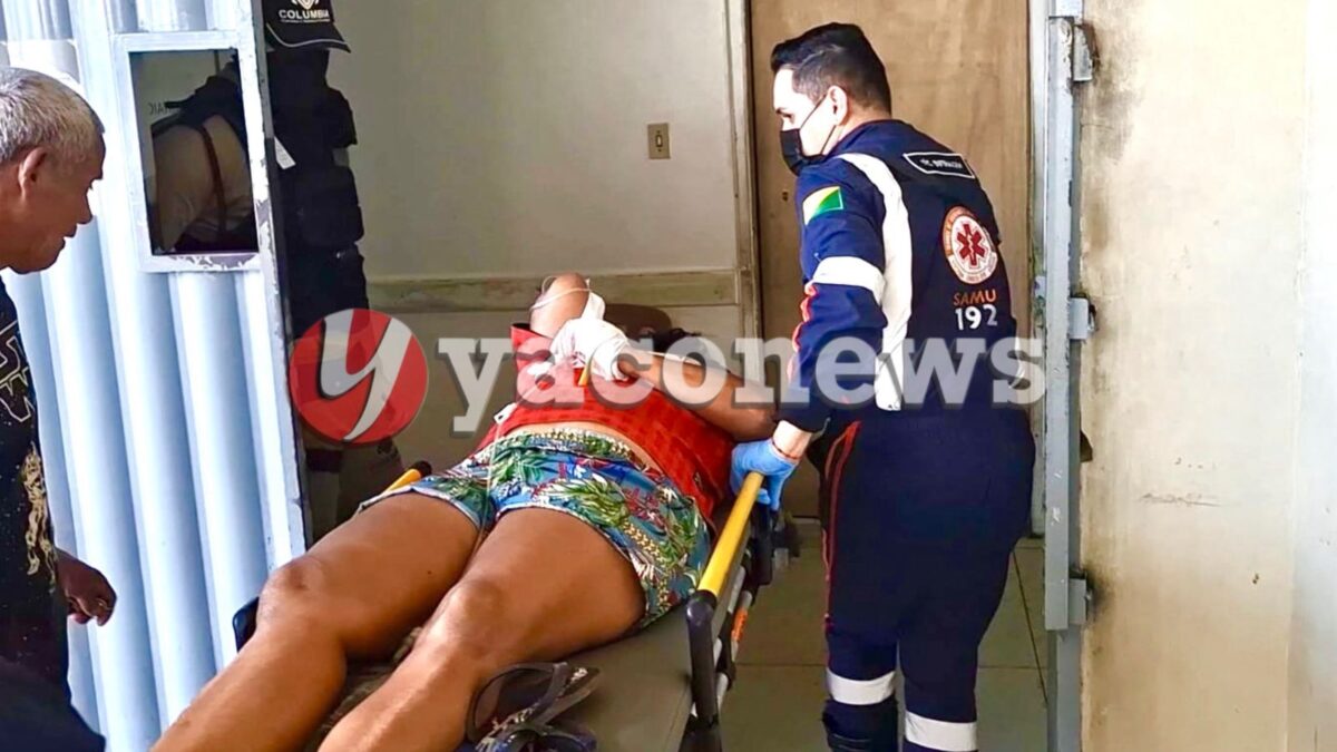 Após suposto desentendimento com marido, mulher tem faca cravada na mão em Rio Branco