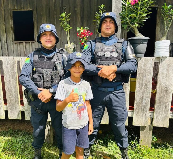 Fã da PM, menino de 8 anos recebe visita surpresa da Patrulha Comunitária Rural em zona rural de Sena Madureira
