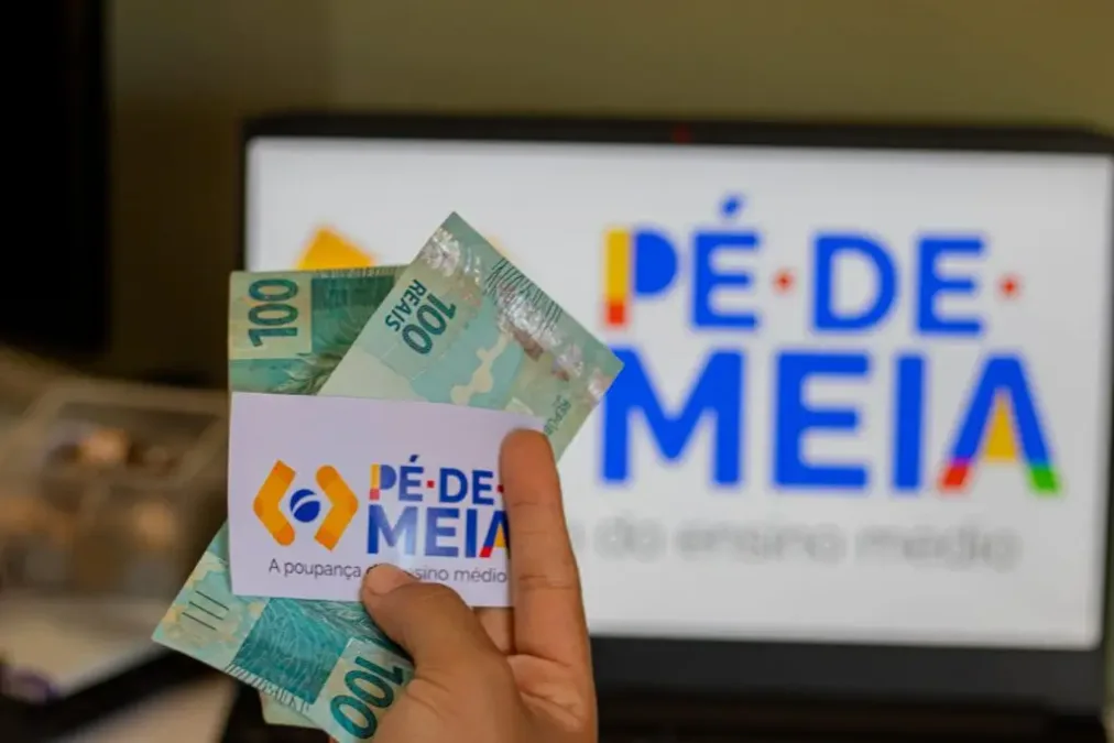 Estudantes nascidos em novembro e dezembro recebem hoje parcela do Pé-de-Meia