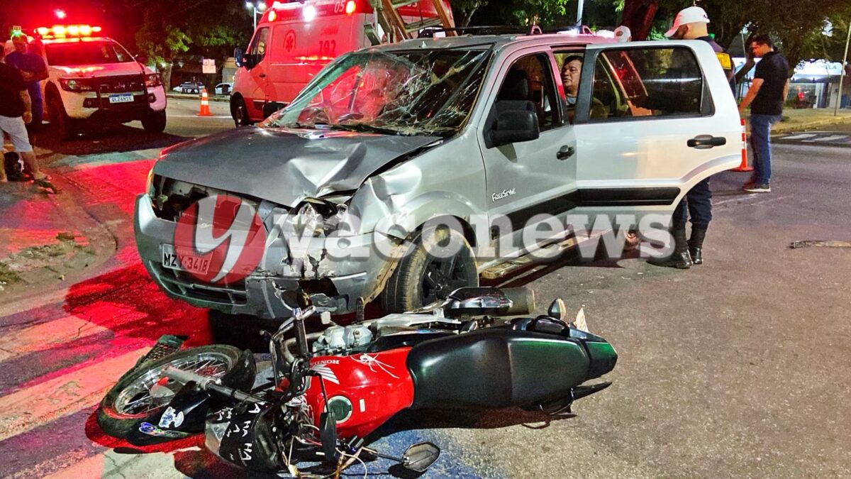 Motociclista de aplicativo tem as duas pernas quebradas após condutor de veículo furar sinal vermelho no centro de Rio Branco