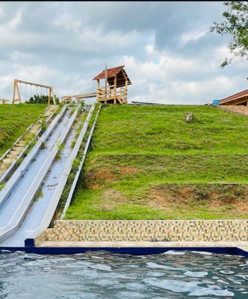 Imagem mostra abandono do escorregador da piscina no clube do Sinteac em Sena Madureira