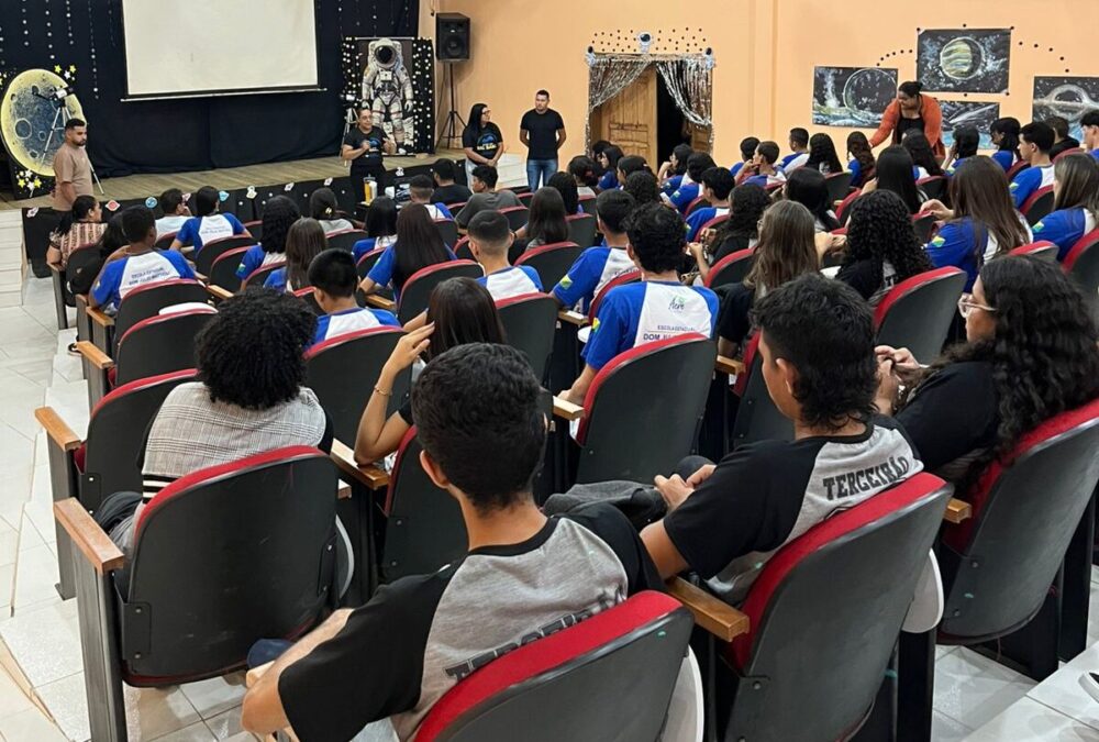 Alunos do Dom Júlio Mattioli participam de palestra sobre o Big Bang e observação lunar Dom Júlio Mattioli