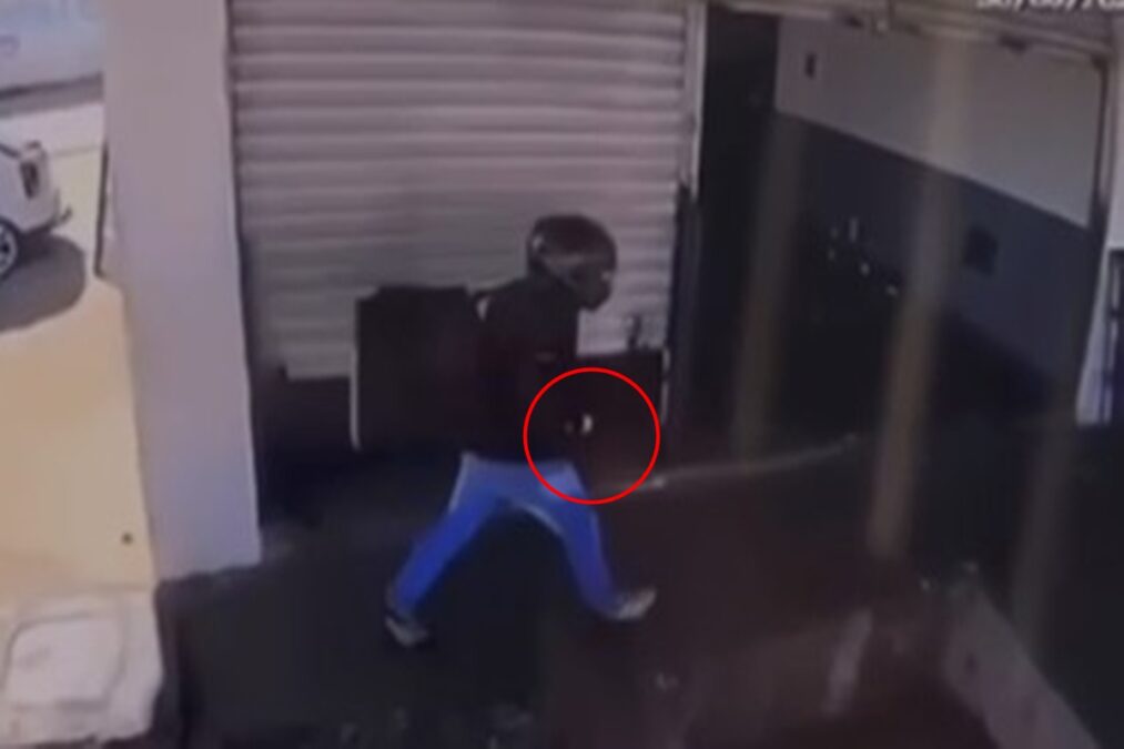 Motociclista atira nove vezes em mecânico dentro de oficina. Veja