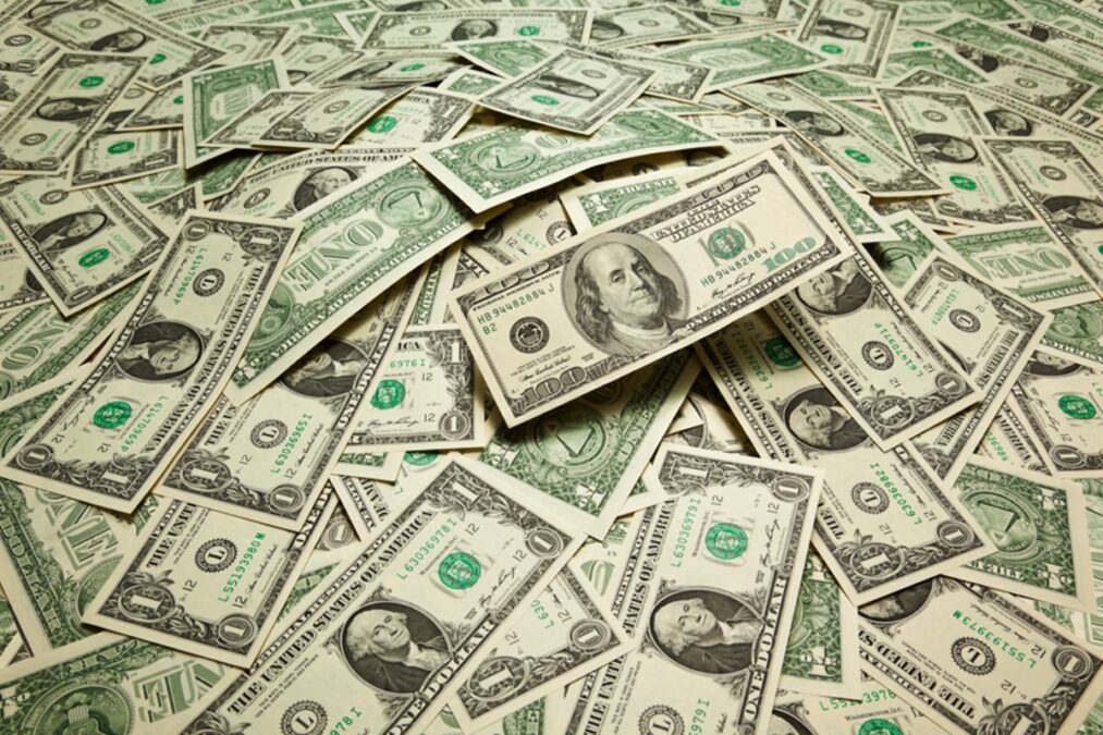 Dólar abre o mês em queda com governo indo para a briga sobre IOF