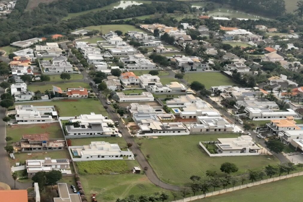 Casa de luxo de Derrite fica em cidade que é reduto de milionários