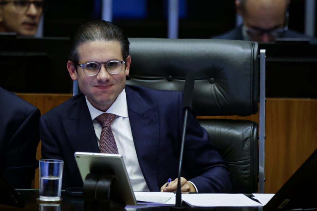 No dia da judicialização do IOF, Motta ganha nova arma contra governo