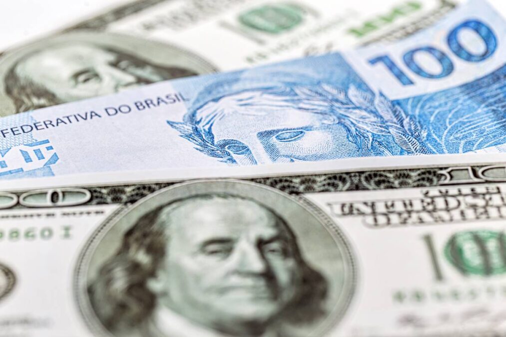 Dólar sobe com guerra do IOF, emprego nos EUA e pacote fiscal de Trump