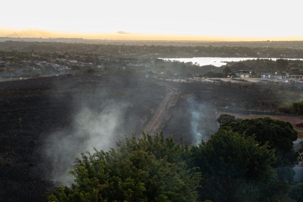 aula-e-suspensa-apos-fogo-engolir-mata-e-ameacar-escola-no-lago-sul