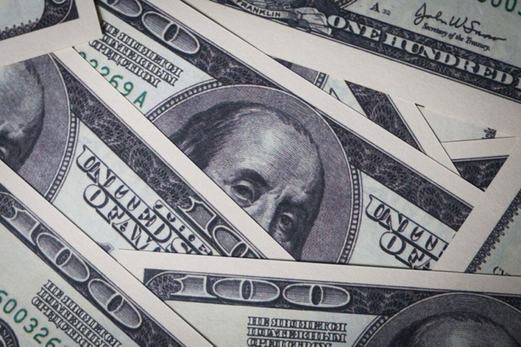 Dólar abre em alta com foco em relatório de emprego nos Estados Unidos