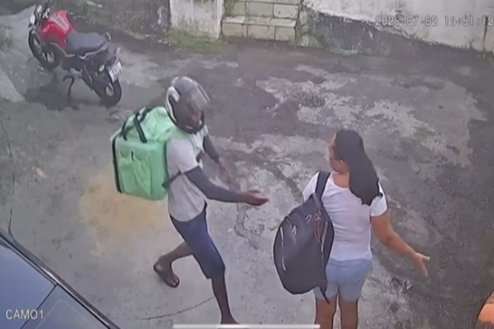 Suspeito se disfarça de entregador para roubar mulher em Salvador