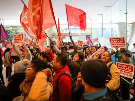 manifestantes-invadem-agencia-bancaria-em-sp-a-favor-da-“taxacao-dos-super-ricos”