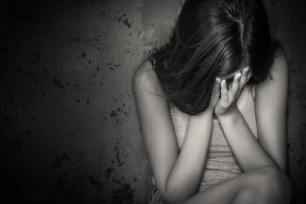 professor-assedia-alunas-criancas-e-tenta-beijar-educadora-a-forca