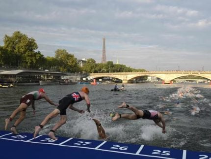 rio-sena,-na-franca,-e-liberado-para-natacao-de-temporada-apos-102-anos