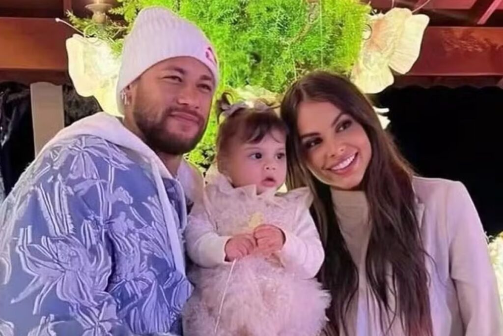 foto:-neymar-e-amanda-kimberlly-posam-juntos-em-festa-da-filha,-helena