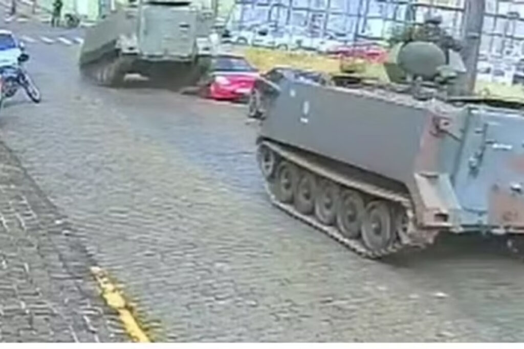 video:-tanque-do-exercito-destroi-carros-ao-tragefar-na-contramao