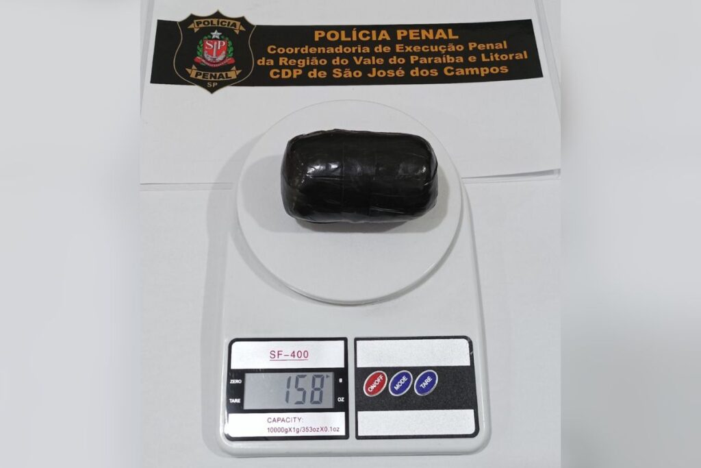 “dildo”-de-maconha-chama-atencao-e-mulher-e-pega-ao-entrar-em-prisao