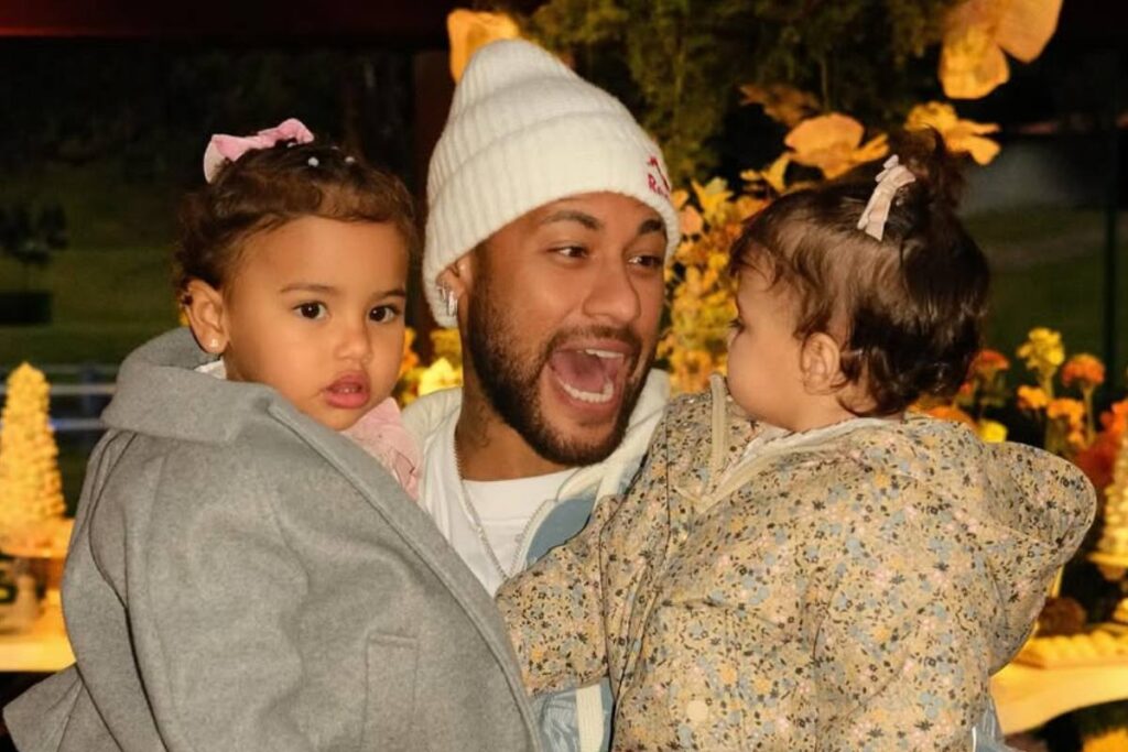 neymar-posa-com-mavie-e-helena-e-se-declara-as-filhas