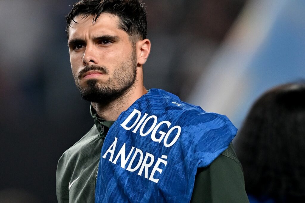 pedro-neto-faz-homenagem-a-diogo-jota-durante-minuto-de-silencio.-veja