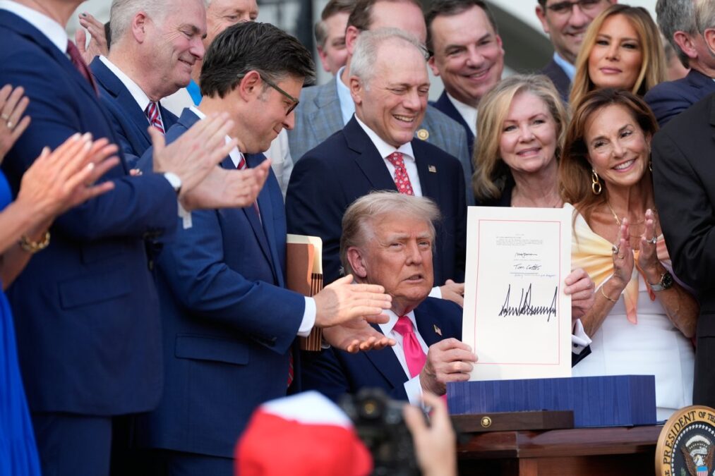 Trump sanciona megaprojeto que corta impostos e aumenta gastos dos EUA