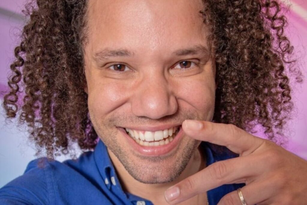 ex-bbb-pula-de-casa-em-casa-fugindo-da-justica:-entenda