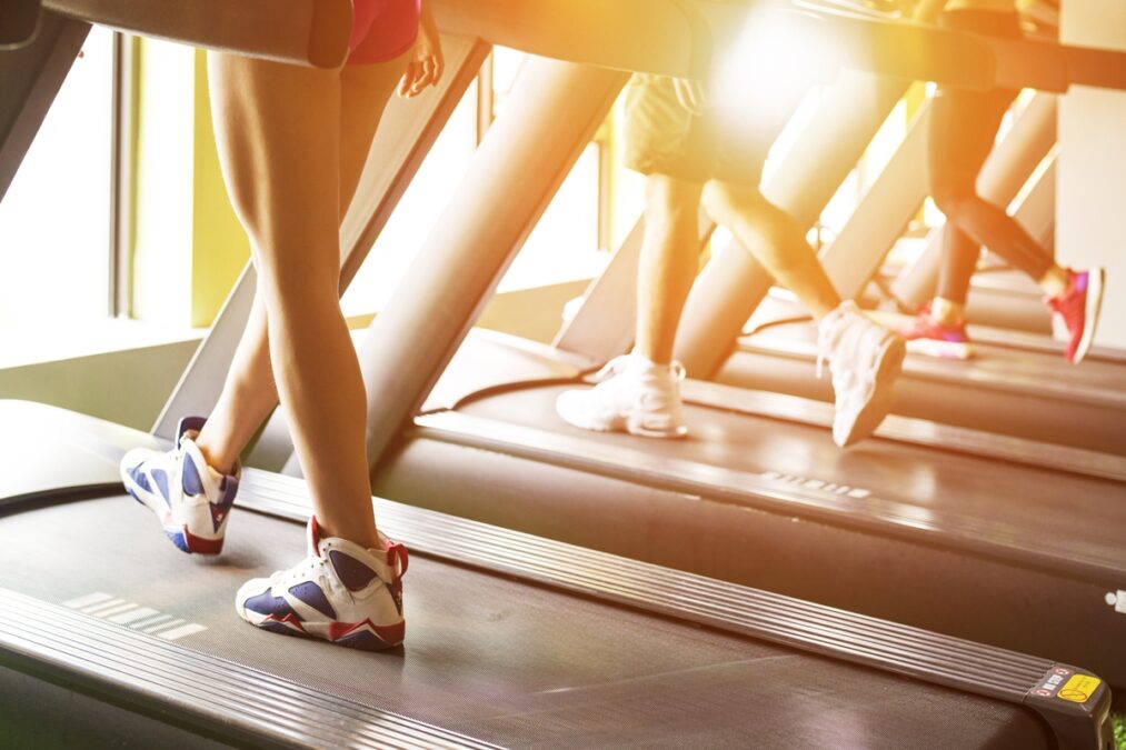 Caminhar em inclinação queima 7% mais gordura que correr, diz estudo