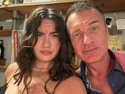 fas-resgatam-mensagens-de-julian-mcmahon-com-a-filha-e-lamentam-a-morte-do-ator