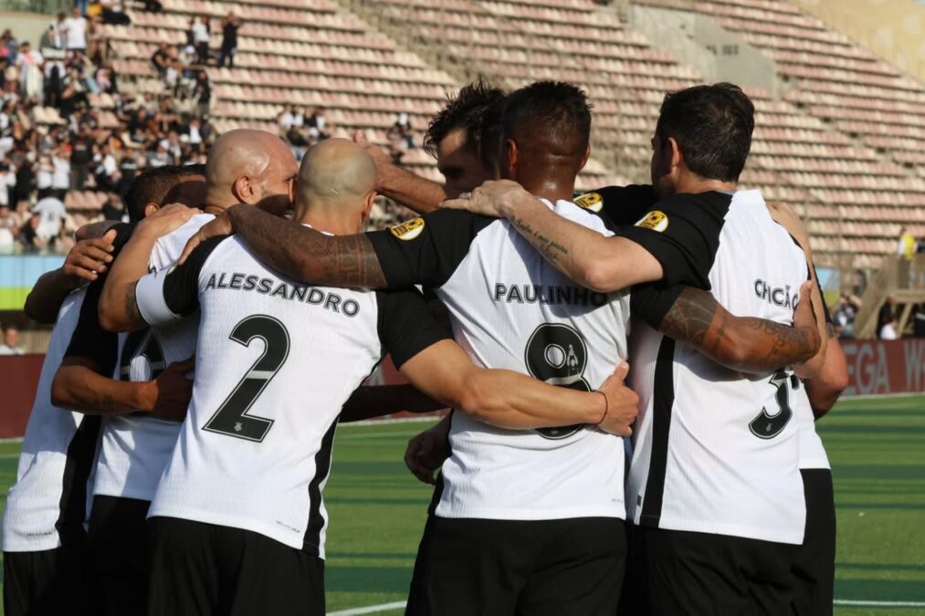 Corinthians e Boca Juniors ficam no empate em jogo de lendas