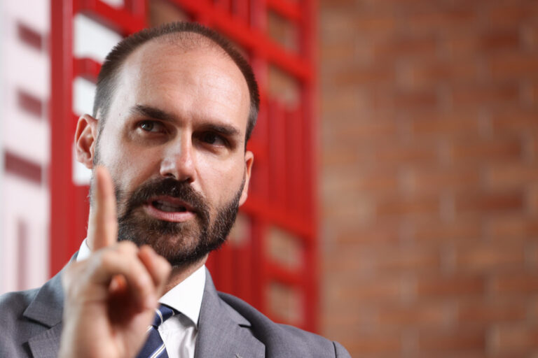 para-aliados,-eduardo-bolsonaro-so-sera-“plano-b”-do-pai-em-um-cenario