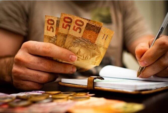 adeus,-dividas:-3-signos-que-vao-ganhar-muito-dinheiro-em-julho