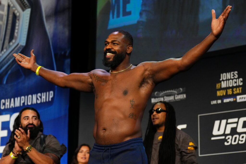 ufc:-jon-jones-cogita-deixar-aposentadoria-para-lutar-na-casa-branca