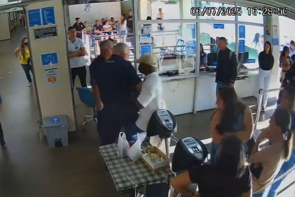df:-veja-momento-em-que-pm-de-folga-invade-hospital-e-ataca-vigilantes