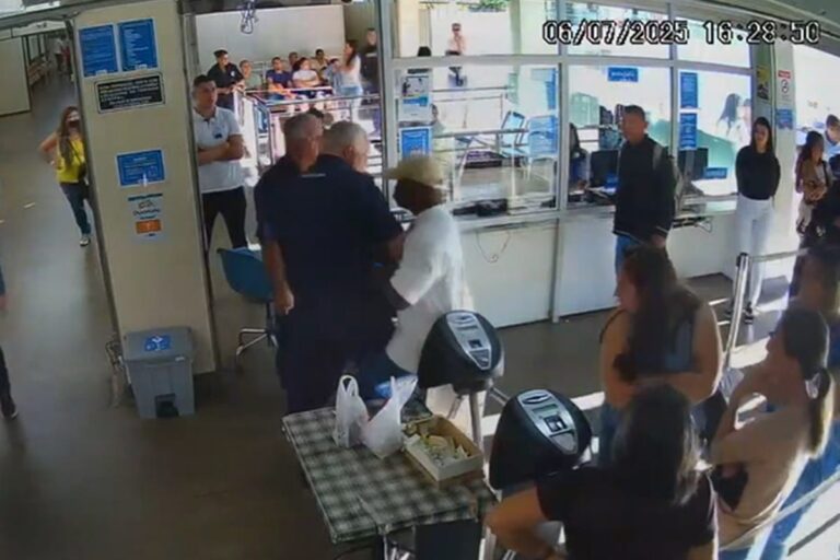 df:-veja-momento-em-que-pm-de-folga-invade-hospital-e-ataca-vigilantes
