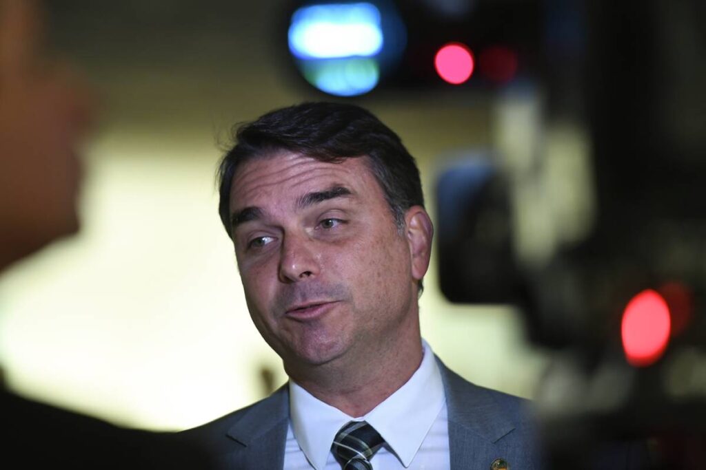 flavio-agradece-a-trump-por-defender-bolsonaro:-“ele-esta-certo”