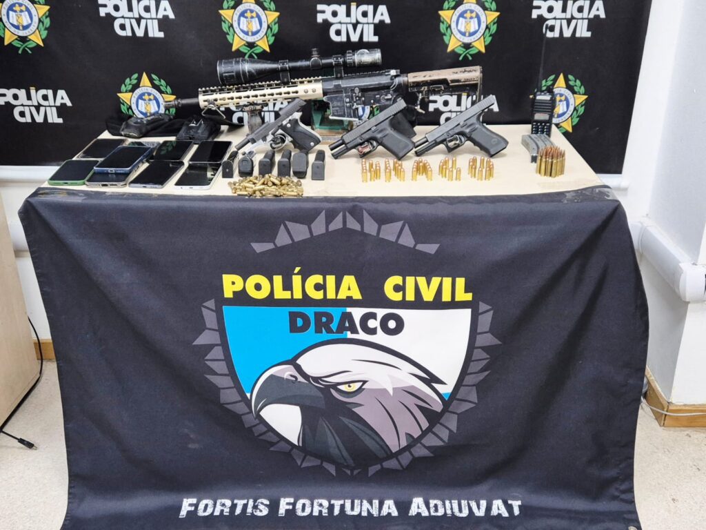 milicianos-que-extorquiam-moradores-sao-presos-com-arsenal-de-guerra-no-rj