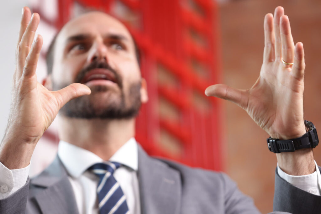 “esse-e-um-governo-morto”,-diz-eduardo-bolsonaro-sobre-gestao-lula