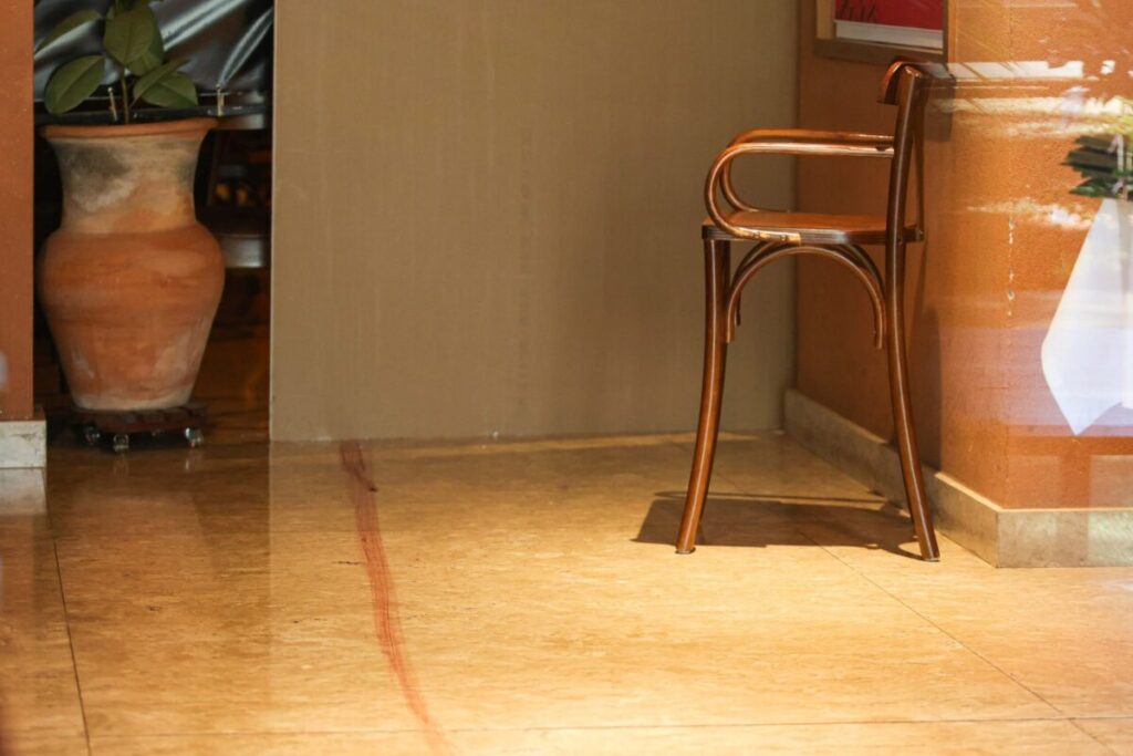 porta-arrombada-e-sangue-no-chao.-veja-como-ficou-restaurante-invadido