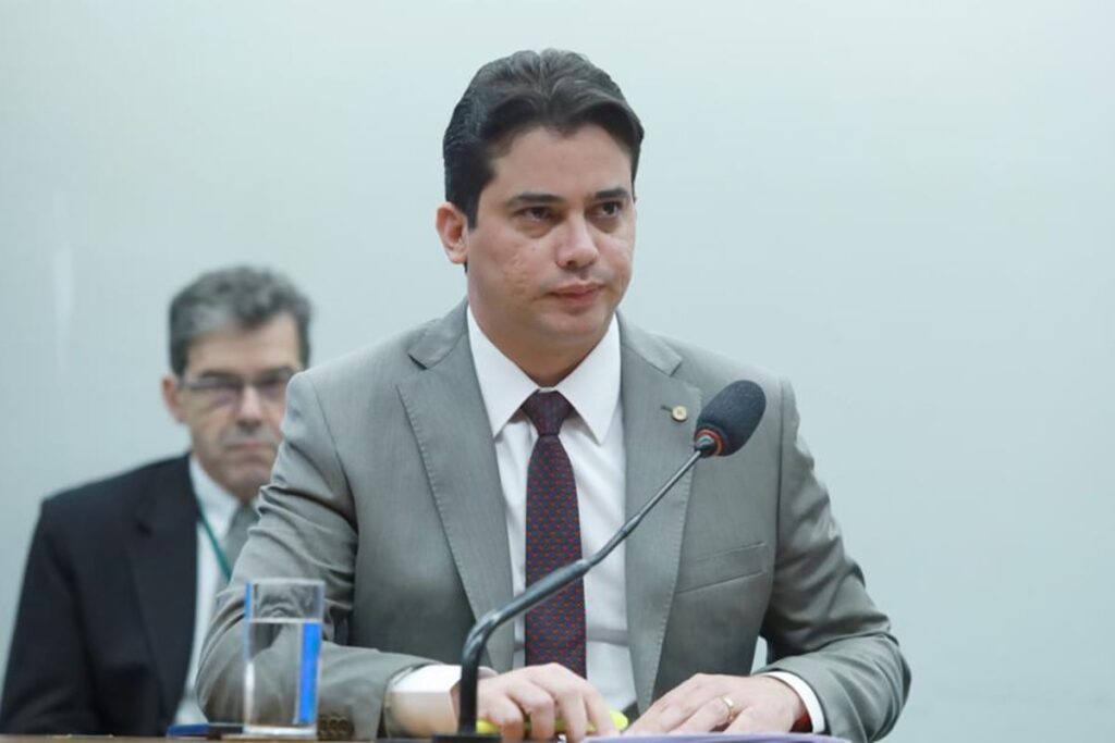 deputado-junior-mano-e-alvo-de-busca-por-desvios-e-fraude-em-licitacao