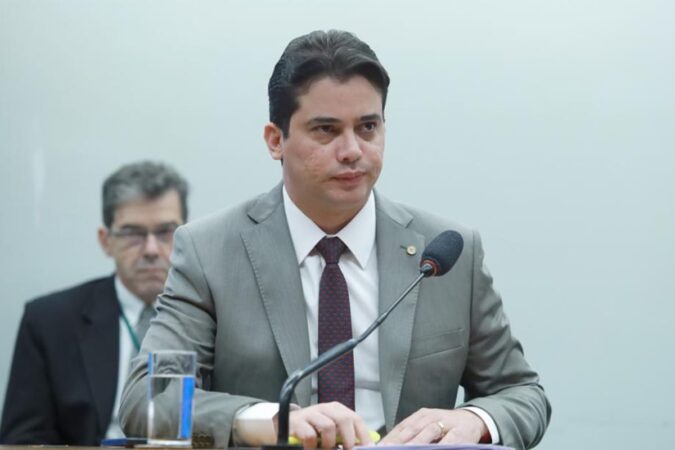 deputado-junior-mano-e-alvo-de-busca-por-desvios-e-fraude-em-licitacao