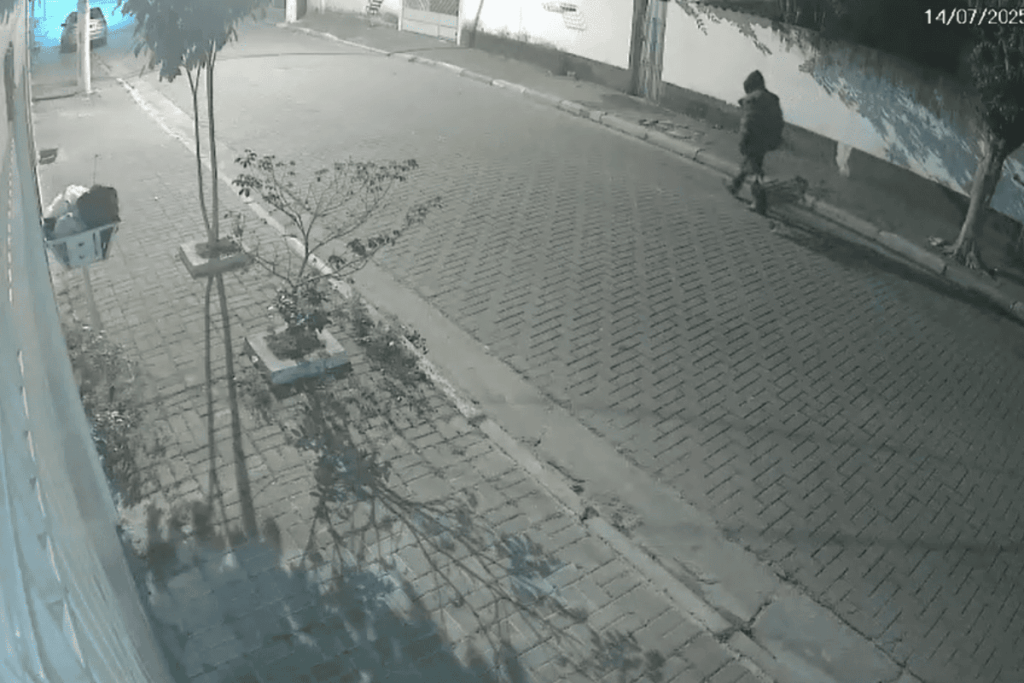 suspeito-e-flagrado-carregando-corpo-de-mulher-achada-em-lixeira.-veja