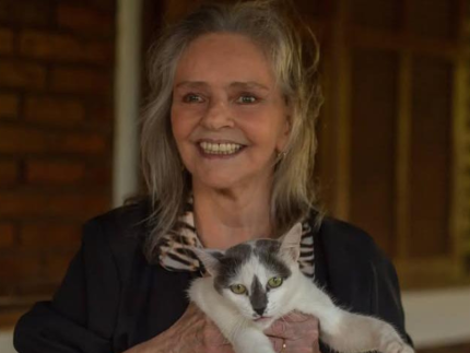 angela-ro-ro-segue-internada-e-passa-por-hemodialise;-cantora-enfrenta-dificuldades-financeiras