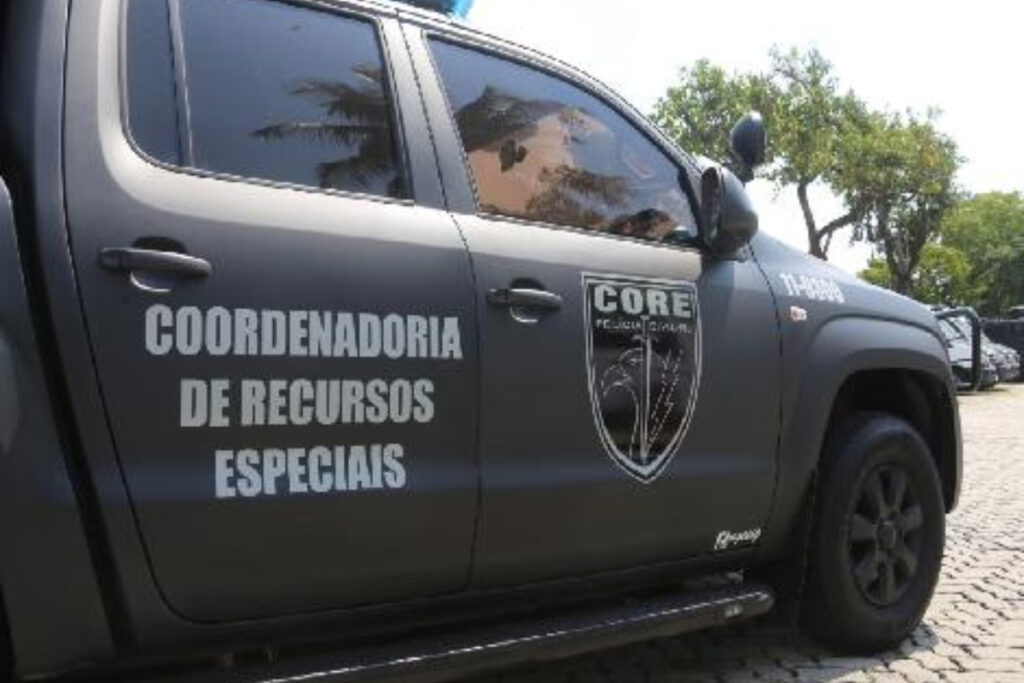 policia-fecha-fabrica-clandestina-de-cigarros-e-resgata-17-paraguaios