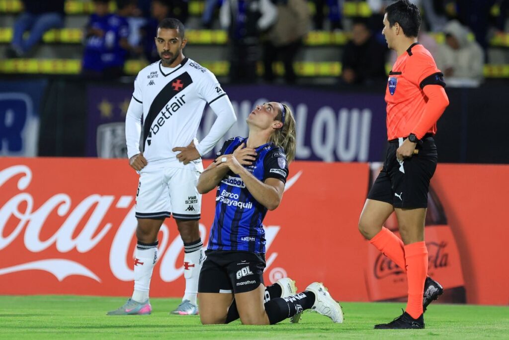 vasco-e-goleado-pelo-del-valle-e-se-complica-na-sul-americana