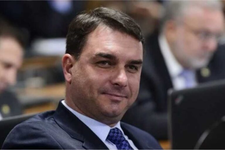pl-aciona-flavio-bolsonaro-para-acalmar-eduardo-na-briga-com-tarcisio