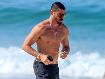 caua-reymond-exibe-tanquinho-sarado-em-badalada-praia-do-rio;-veja-fotos