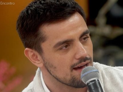 felipe-simas-leva-bronca-no-aeroporto-por-conta-de-novela:-“nao-consigo”