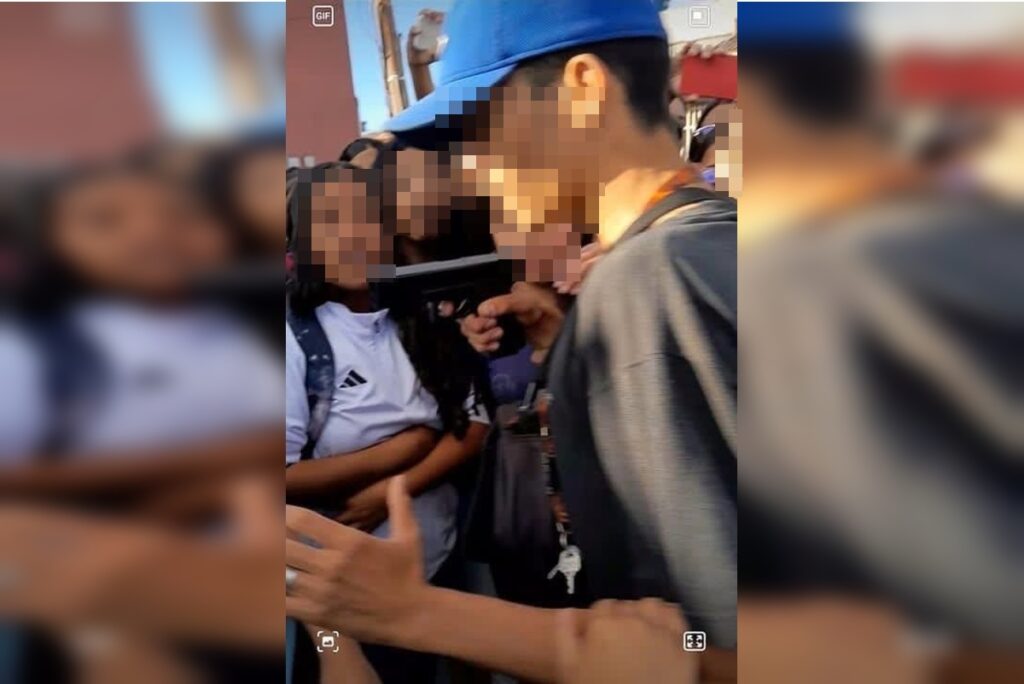 jovem-aponta-arma-para-cabeca-de-menina-apos-briga-na-porta-de-escola