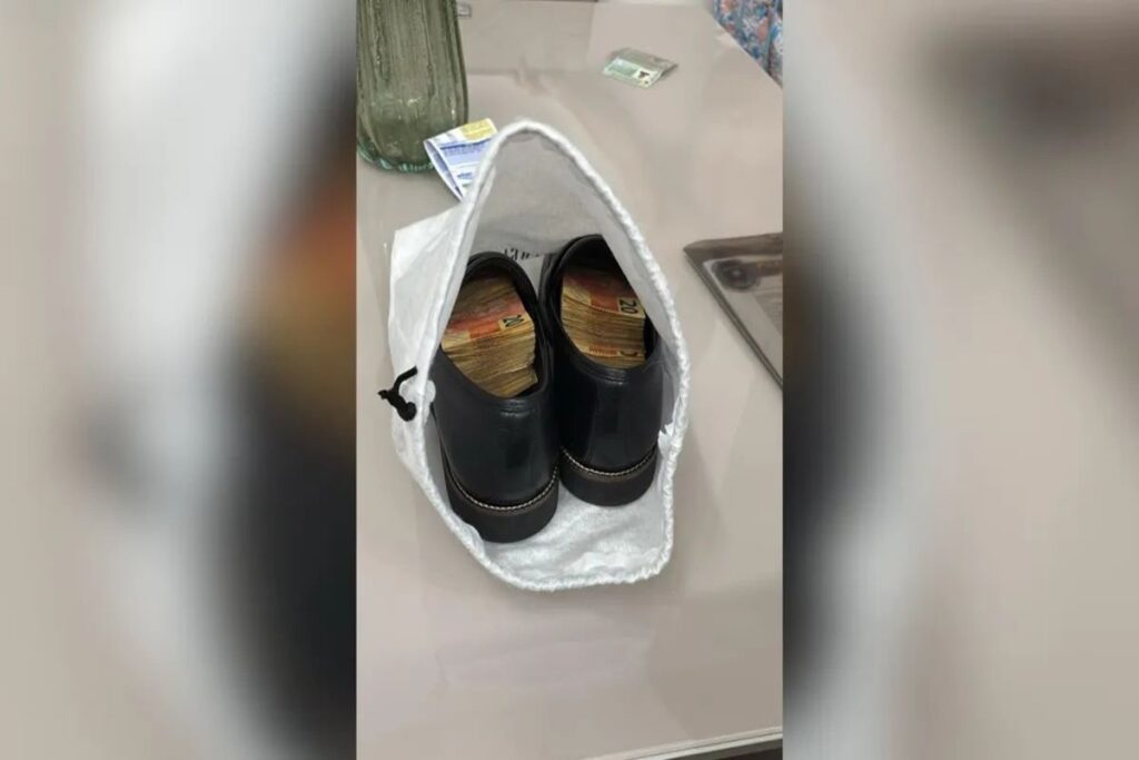 pf-acha-r$-10-mil-dentro-de-sapatos-do-primo-de-elmar-nascimento