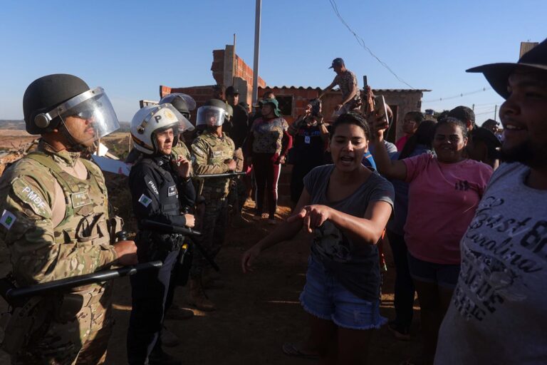 operacao-do-df-legal-derruba-47-casas-construidas-em-area-de-risco